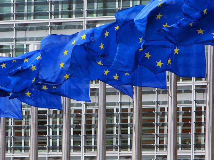 «Τα προηγούμενα χρόνια η χώρα πήρε πολλά κονδύλια από την ΕΕ. Η αξιοποίησή τους σε αρκετές περιπτώσεις δεν ήταν η καλύτερη δυνατή. Οι επενδυτικές προτάσεις που θα καταθέσει τώρα η κυβέρνηση θα πρέπει να συμβαδίζουν με τις στοχεύσεις της ΕΕ για μια πράσινη και ψηφιακή οικονομία.»