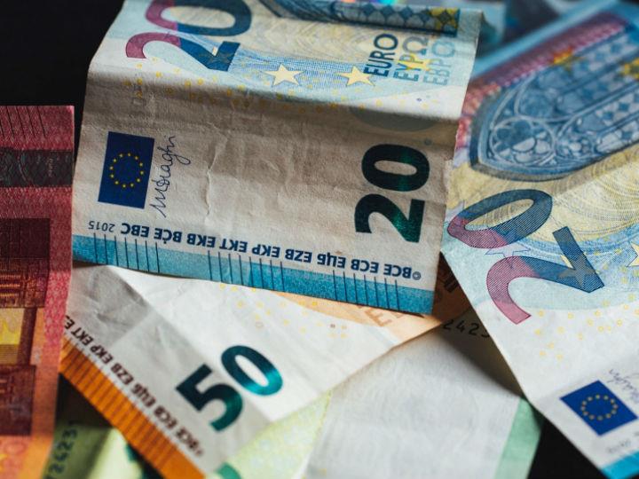 Η δημοσίευση της ετήσιας στρατηγικής για τη βιώσιμη ανάκαμψη εγκαινιάζει τον φετινό κύκλο του Ευρωπαϊκού Εξαμήνου. Στην ΕΣΒΑ του περασμένου έτους, η Επιτροπή δρομολόγησε μια νέα αναπτυξιακή στρατηγική με βάση την Ευρωπαϊκή Πράσινη Συμφωνία και την έννοια της ανταγωνιστικής βιωσιμότητας.
