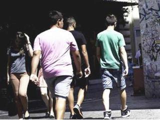 Οι απαντήσεις τους για το κοινωνικό κράτος είναι χαρακτηριστικές. Η ΕΕ μπορεί εδώ και δεκαετίες να εγκαθίδρυσε και να λειτουργεί ακόμα, έστω και με περικοπές, ένα άρτιο κοινωνικό κράτος που αντίστοιχό του δεν υπάρχει σε άλλη ήπειρο, αλλά αυτό οι νέοι δεν το αναγνωρίζουν. Γιατί; Πιθανότατα λόγω της τρέχουσας πολιτικής κατάστασης και της περιρρέουσας ατμόσφαιρας. Οι παραστάσεις που λαμβάνουν από την τηλεόραση και τον άμεσο περίγυρό τους για το ελλιπές κοινωνικό κράτος, προφανώς τούς οδηγούν στο αυθαίρετο συμπέρασμα ότι η ΕΕ δεν έχει ισχυρό κοινωνικό κράτος.