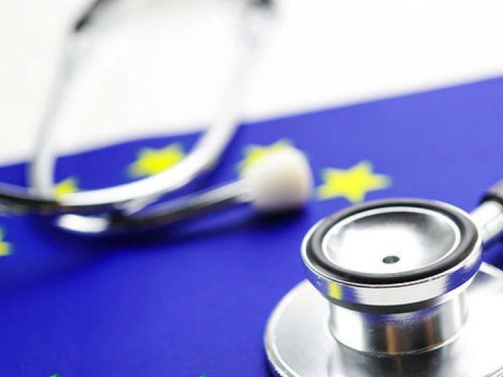 Η Επιτροπή επιθυμεί να στηρίξει απευθείας τα συστήματα υγείας των κρατών μελών της ΕΕ στη μάχη τους κατά της πανδημίας του κορονοϊού θεσπίζοντας μέτρα που κρίνεται αποτελεσματικότερο να ληφθούν στο επίπεδο της ΕΕ.