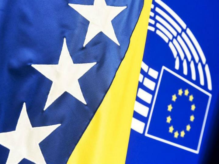 Ο πρόεδρος Sassoli αναφέρθηκε στην πρόσφατη τραγωδία στα ανοικτά των ακτών της Λιβύης, όπου ένα βρέφος έξι μηνών από τη Γουινέα έχασε τη ζωή του σε ναυάγιο. Τόνισε επίσης ότι τα ιταλικά, ισπανικά, ελληνικά και μαλτέζικα σύνορα είναι, στην πραγματικότητα, ευρωπαϊκά σύνορα, αποτελούν δηλαδή κοινή ευθύνη για ολόκληρη την Ένωση.