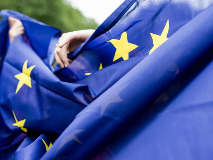 Το πιλοτικό πρόγραμμα «Εγγυήσεις για τις δεξιότητες και την εκπαίδευση» είναι μια νέα πρωτοβουλία δανειοληπτικής χρηματοδότησης που προορίζεται για την τόνωση των επενδύσεων στην εκπαίδευση, την κατάρτιση και τις δεξιότητες — ως μέρος της λύσης για την απασχόληση περισσότερων ατόμων και την αντιμετώπιση των μεταβαλλόμενων αναγκών της ευρωπαϊκής οικονομίας.