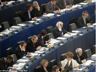 Ζήτησαν την ενίσχυση του κώδικα δεοντολογίας των Ευρωπαίων Επιτρόπων, και την επιμήκυνση της χρονικής «περιόδου αναμονής» μετά την πάροδο της οποίας οι Επίτροποι μπορούν να εργαστούν στον ιδιωτικό τομέα. 