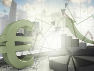 Τα τελευταία χρόνια η ελληνική οικονομία άρχισε να ανακάμπτει, αν και με χαμηλούς ρυθμούς. Πρωταγωνιστικό ρόλο παίζει η αύξηση των εξαγωγών, παρότι η συμμετοχή τους στο ΑΕΠ παραμένει χαμηλή σε σύγκριση με άλλες χώρες της ΕΕ. Με την υιοθέτηση διαρθρωτικών μεταρρυθμίσεων φιλικών προς το επιχειρείν, η νέα κυβέρνηση επιδιώκει να επιταχύνει τους ρυθμούς οικονομικής μεγέθυνσης αλλά και να μεταβάλλει το παραγωγικό πρότυπο της οικονομίας με ενίσχυση του μεριδίου των επενδύσεων και των εξαγωγών στο ΑΕΠ.