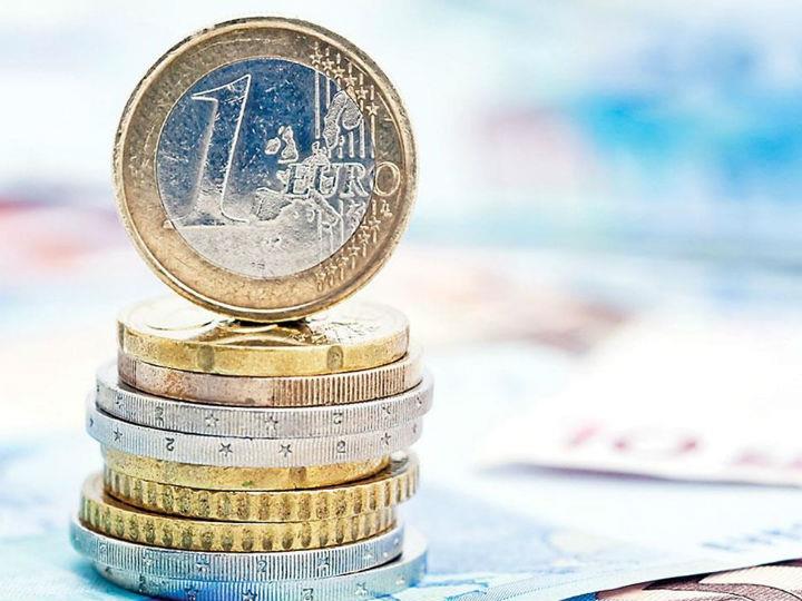 «Ο Α. Σμιθ εξηγούσε ότι, αν χρειαζόταν διπλάσιος χρόνος για να κυνηγήσει κανείς ένα ελάφι απ’ ό,τι για να κυνηγήσει έναν κάστορα, το πρώτο ζώο θα κόστιζε αναγκαστικά κατά μέσον όρο δύο φορές ακριβότερα από το δεύτερο. Η «νέα οικονομία» χαρακτηρίζεται από μία δομή κόστους εντελώς ατυπική σε σχέση με αυτό το σχήμα.»