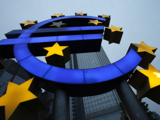 Το πιθανότερο, λοιπόν, είναι να υπάρξουν πληθωριστικές πιέσεις και αύξηση των επιτοκίων του δολλαρίου. Αυτό σημαίνει ότι θα υπάρξουν σημαντικές ανακατατάξεις στις παγκόσμιες χρηματαγορές και μεταφορά επενδυτικών κεφαλαίων προς τις ΗΠΑ. Πώς θα επηρεαστεί η ευρωπαϊκή οικονομία, ειδικά σε μία περίοδο όπου η μακροπρόθεσμη τάση είναι για πτώση του ευρώ σε σχέση με το δολλάριο; Κανείς δεν μπορεί να ξέρει ακριβώς. Το μόνο σίγουρο είναι ότι πολλά θα εξαρτηθούν από τις πολιτικές που θα επιλέξει να εφαρμόσει ο νέος Αμερικανός πρόεδρος και όχι από τις προεκλογικές εξαγγελίες του.