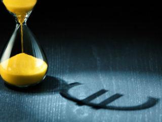 Παράλληλα μια σοβαρή αναδιοργάνωση του κράτους, μπορεί να αποδώσει οφέλη και να μειώσει συνολικά το κόστος της λειτουργίας του κράτους.