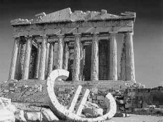 Μάταια διαφημίζει ο Πρωθυπουργός την Ελλάδα ως τη γη της ευκαιρίας. Χάνει τα λόγια του ο υπουργός των οικονομικών προσπαθώντας να πείσει επενδυτές να έρθουν στη χώρα μας. Ματαιοπονούν οι τραπεζίτες εκθειάζοντας την άριστη κατάσταση του τραπεζικού μας συστήματος. Ακόμη κι αν όλα αυτά ήταν αλήθεια θα παράβλεπαν μία πικρή αλήθεια: τα λεφτά που εισρέουν από το εξωτερικό στη χώρα προέρχονται από τις ιδιωτικοποιήσεις των υποδομών. Το μεγαλύτερο μέρος πάει στην εξυπηρέτηση του χρέους. Τα όποια οφέλη θα φανούν – όπως διδάσκει η ιστορία και όπως είναι φυσιολογικό—σε λίγα χρόνια μέσω της βελτίωση των υποδομών. Αυτό δεν αλλάζει το γεγονός ότι κατά τα άλλα η χώρα φτωχοποιείται. 