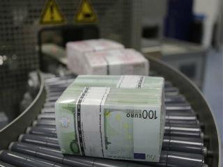 Συγκεκριμένα, την προαναφερόμενη περίοδο χάσαμε 20 δισεκατομμύρια ευρώ από την απαξίωση των τραπεζικών μετοχών που διακρατούσε το Ταμείο Χρηματοδοτικής Σταθερότητος (ΤΧΣ), 40 δισεκατομμύρια ευρώ από καταθέσεις που αποσύρθηκαν από το τραπεζικό σύστημα εις βάρος της οικονομίας και 7 δισεκατομμύρια ευρώ από τα κέρδη των ελληνικών ομολόγων που οι κεντρικές τράπεζες της Ευρώπης είχαν συμφωνήσει να τα επιστρέψουν στην Ελλάδα. Διαλύθηκε, δηλαδή, η όποια ρευστότητα της οικονομίας μας.