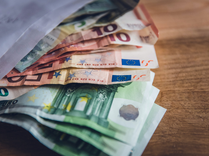 «Χρειάζεται άμεσα άλλη πολιτική, υπεύθυνη, σύγχρονη και συγκροτημένη αντιπληθωριστική πολιτική που θα βασίζεται στις αρχές και στις μεθόδους της κλασικής νομισματικής θεωρίας και πολιτικής που είναι η μόνη που μπορεί να δώσει οριστική λύση στο τέρας του πληθωρισμού που εξέθρεψε η αχαλίνωτη νομισματική ποσοτική χαλάρωση».