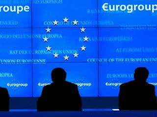 Το Eurogroup, συναφώς, αποφάσισε: επέκταση των ωριμάνσεων των τοκοχρεολυσίων του δανείου του EFSF από 0 – 15 έτη, καθορισμό πρωτογενών πλεονασμάτων για μετά την λήξη του προγράμματος ύψους 3,5% για την πενταετία 2018 – 2022 και 2% για την τριακονταοκταετία 2023 – 2060 και επιστροφή των κερδών από τα ομόλογα που κατέχουν η ΕΚΤ και οι κεντρικές τράπεζες. Όλα αυτά θα ισχύσουν μετά την λήξη του προγράμματος (Αύγουστος 2018) και αφού διαπιστωθεί ότι η Ελλάδα έχει εφαρμόσει τις συμφωνηθείσες μεταρρυθμίσεις. Επίσης το Eurogroup δεσμεύθηκε ότι θα υποστηρίξει την Ελλάδα να επιστρέψει στις αγορές, ομοίως στο τέλος του προγράμματος.