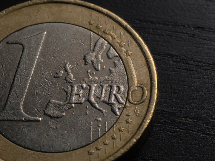 Η αναβάθμιση αναμένεται να βοηθήσει στη μείωση των επιτοκίων δανεισμού του Δημοσίου και των τραπεζών, και κατ’ επέκταση των επιτοκίων δανεισμού των επιχειρήσεων και των νοικοκυριών στην Ελλάδα.