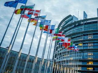 Το Κοινοβούλιο υπογραμμίζει ότι η «μη-απόφαση» των αρχηγών κρατών ή κυβερνήσεων της ΕΕ αποτελεί στρατηγικό σφάλμα, με καταστροφικές συνέπειες για την αξιοπιστία της ΕΕ και στέλνει αρνητικό μήνυμα σε πιθανές υποψήφιες προς ένταξη χώρες.