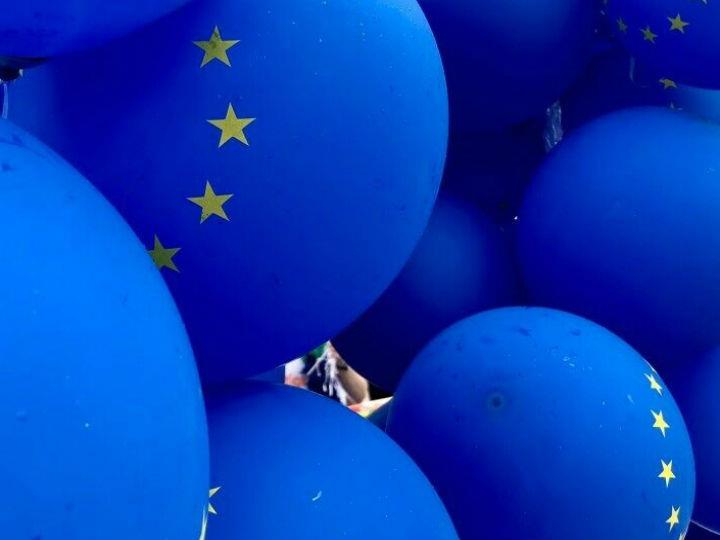 «Αυτή η Επιτροπή είναι προσηλωμένη στην αντιμετώπιση των διαγενεακών προκλήσεών μας, όπως η κλιματική αλλαγή, η ψηφιοποίηση και η μετανάστευση. Έχουμε δεσμευτεί να υλοποιήσουμε την Ευρωπαϊκή Πράσινη Συμφωνία και να βελτιώσουμε τις ευκαιρίες για τους πολίτες και τις επιχειρήσεις της Ευρώπης κατά τον ψηφιακό μετασχηματισμό. Αυτό το πρόγραμμα εργασίας θα συμβάλει στην οικοδόμηση μιας Ένωσης που αγωνίζεται για περισσότερα».