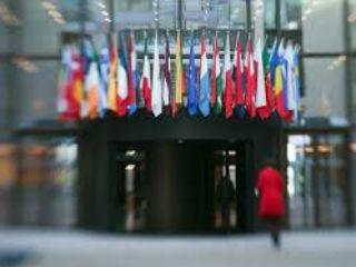 Η διόγκωση του λεγόμενου «ευρωσκεπτικισμού» -και το εκλογικό του αποτύπωμα - ουδόλως θα πρέπει να αφοριστεί αβασάνιστα, ως εκτροπή αλλά να εξεταστεί ως πιθανό έκτυπο, φαινομένων ενδοευρωπαϊκής ανισορροπίας. Τα οποία τροφοδοτούνται από μία επιβαλλόμενη «οικονομική ορθοδοξία» μιας μονομερούς λιτότητας και μιας επίσης ανισοβαρούς αντιμετώπισης των συνεπειών της προσφυγικής / μεταναστευτικής κρίσης.