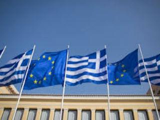 Βέβαια τα πράγματα δεν είναι απλά και η πορεία αυτή είναι πιθανότατα η πιο δύσκολη. Στο κάτω κάτω, αν αποδεχτούμε ότι η βαθύτερη ένωση είναι προς το κοινό μας συμφέρον, τότε ποιον θα έχουμε να κατηγορούμε, όταν τα πράγματα δυσκολεύουν; Όσο η Ευρώπη παραμένει, στη χειρότερη περίπτωση, κάτι έξω από εμάς, και στην καλύτερη κάτι παράλληλο με εμάς, μπορούμε άνετα να της φορτώνουμε ότι μας δυσκολεύει, ότι μας ξεβολεύει, ότι, εντέλει, μας πάει ένα βήμα πιο κάτω.