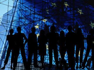 Ας μάς συγχωρήσει ο κ. πρωθυπουργός, αλλά οι δηλώσεις του περί «επιστροφής» της Ευρώπης στις πρωταρχικές της αξίες δεν είναι παρά για τα ώτα των αδαών. Η Ευρώπη ποτέ δεν εγκατέλειψε τις αξίες της, αξίες που ο ίδιος ποτέ δεν επίστεψε. Στο σημερινό δυσμενέστατο οικονομικό περιβάλλον οι αξίες αυτές χρειάζονται μεγαλύτερη προσπάθεια να πραγματωθούν. Αλλά το ευρωπαϊκό κοινωνικό μοντέλο εξακολουθεί να είναι το πιο ζηλευτό στον κόσμο και γι’ αυτό άλλωστε οι στρατιές των δυστυχισμένων προς τα εδώ κατευθύνονται. Αυτοί που πιστεύουν στο όραμα αυτό θα αγωνιστούν για να μην σβήσει αυτή η ελπίδα. Αλλά προϋπόθεση για αυτό είναι το ξερίζωμα των πολιτικών που κυριάρχησαν στην Ελλάδα και στην Βρεταννία τον Ιούνιο του 2015 και του 2016.