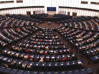  Αν τελικά υιοθετηθούν οι συγκεκριμένες τροποποιήσεις, οι ευρωβουλευτές δεν θα μπορούν να ασκούν λόμπινγκ ή να είναι σύμβουλοι σε εταιρείες που επηρεάζουν την ευρωπαϊκή νομοθετική διαδικασία. Θα πρέπει να δημοσιοποιούν τα οικονομικά και περιουσιακά τους στοιχεία και κυρίως αυτά που αποκτούν από δραστηριότητες εκτός Κοινοβουλίου.  Και εν τέλει, από τη στιγμή που θα φεύγουν, θα μεσολαβεί μια μεταβατική περίοδος άνω των 24 μηνών ώστε να προλαμβάνεται το φαινόμενο πρώην ευρωβουλευτές να αναλαμβάνουν δουλειές που σχετίζονται με τις ομάδες πίεσης και το λόμπινγκ.