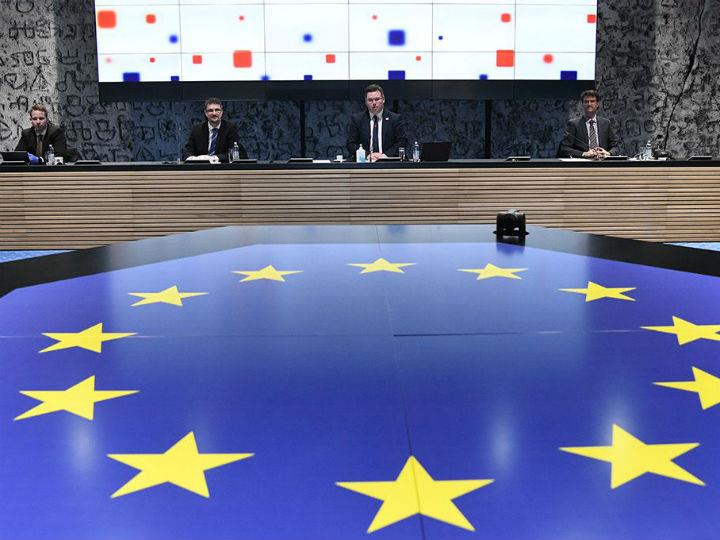 «Το γιγάντιο ποσό των 750 δισ. ευρώ της ΕΚΤ αφορά μόνο τη ρευστότητα για την επιβοήθηση των οικονομιών της Ευρωπαϊκής Ενωσης να ανακάμψουν. Δεν αφορούν στον κοινοτικό προϋπολογισμό. Δεν μπορούν να γίνουν δημόσιες καταναλωτικές δαπάνες.»