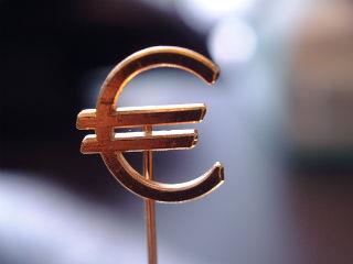 Για πρώτη φορά από το ξέσπασμα της οικονομικής και χρηματοπιστωτικής κρίσης το 2007, οι Ευρωπαίοι έχουν θετική γνώμη για την τρέχουσα κατάσταση της ευρωπαϊκής οικονομίας (48 %, + 6 εκατοστιαίες μονάδες σε σχέση με την άνοιξη του 2017) παρά αρνητική (39 %, -7). Οι περισσότεροι από εκείνους που απάντησαν δήλωσαν ότι η σημερινή κατάσταση της ευρωπαϊκής οικονομίας είναι καλή σε 23 κράτη μέλη (από 21 την άνοιξη του 2017). Από την άνοιξη του 2017, η θετική εικόνα έχει κερδίσει έδαφος σε 23 κράτη μέλη, καταγράφοντας διψήφια αύξηση στην Ισπανία (39 %, + 12), στην Πορτογαλία (58 %, + 11) και στην Αυστρία (63 %, + 10).