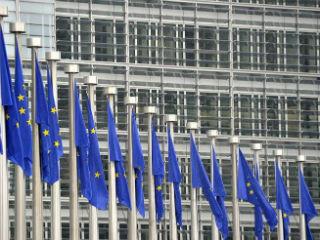 Η Ελλάδα καθίσταται ο κυριότερος δικαιούχος του Ευρωπαϊκού Ταμείου Στρατηγικών Επενδύσεων σε σχέση με το ΑΕΠ και ευελπιστώ ότι τους επόμενους μήνες θα δούμε να υλοποιούνται πολλά περισσότερα έργα που θα δημιουργήσουν νέες θέσεις απασχόλησης και θα εξασφαλίσουν βιώσιμη ανάπτυξη. Η ΕΕ συνεχίζει να στηρίζει την ελληνική οικονομία, τις ελληνικές επιχειρήσεις και, ιδίως, τους νέους και καινοτόμους επιχειρηματίες