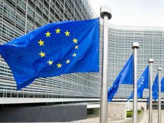 Η Κίνα αποτελεί ταυτόχρονα εταίρο συνεργασίας με τον οποίο η ΕΕ έχει στενά ευθυγραμμισμένους στόχους, διαπραγματευόμενο εταίρο με τον οποίο η ΕΕ πρέπει να επιτύχει εξισορρόπηση συμφερόντων, οικονομικό ανταγωνιστή στην επιδίωξη της τεχνολογικής υπεροχής και συστημικό αντίπαλο ως προς την προώθηση εναλλακτικών μοντέλων διακυβέρνησης