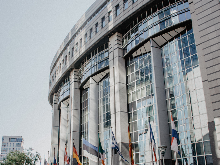 Το ΕΚ τονίζει ότι το κόστος της υπεράκτιας αιολικής ενέργειας έχει μειωθεί δραματικά τις τελευταίες δύο δεκαετίες.