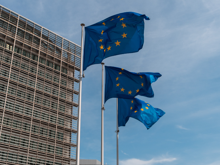 Τα σημάδια έχουν ήδη πληθύνει αλλά οι Βρυξέλλες τα παρακολουθούν με περίεργη αμεριμνησία.