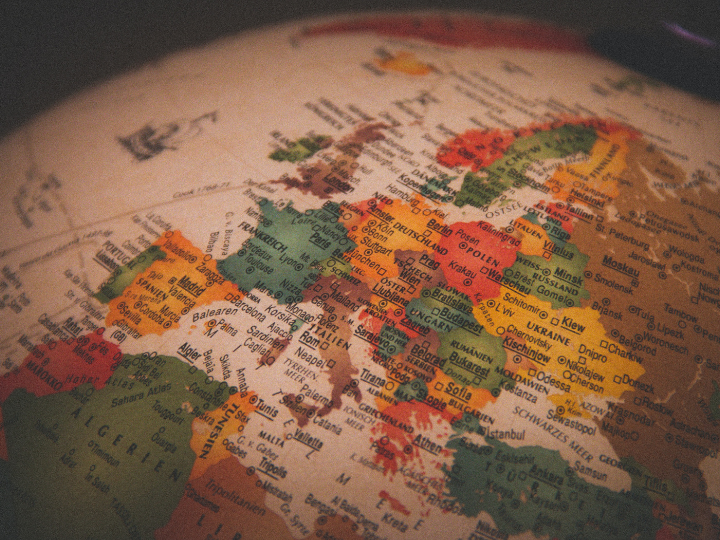 «Από μια άλλη σκοπιά ο πόλεμος της Ουκρανίας είναι η πιο πρόσφατη μιας σειράς από κρίσεις που κλήθηκε να αντιμετωπίσει η Ευρώπη τις δύο πρώτες δεκαετίες του 21ου αιώνα, τις οποίες καταγράφει και αναλύει στο βιβλίο του ο Μακ μέσα από μαρτυρίες απλών ανθρώπων και πλούσιο δημοσιογραφικό και ιστορικό υλικό. »