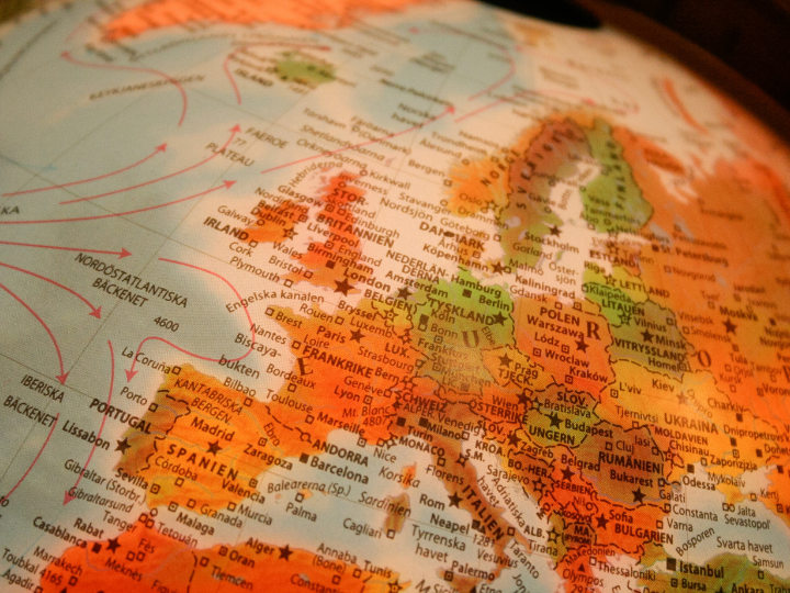 «Ας αφήσει κατά μέρος λοιπόν ο νέος τσάρος του Κρεμλίνου τα καλαμπούρια και τις αμπελοφιλοσοφίες και ας βγάλει από τη φτώχεια και τον αλκοολισμό κάποια εκατομμύρια Ρώσους, που όσο περνάνε τα χρόνια, πεθαίνουν όλο και πιο νέοι.»