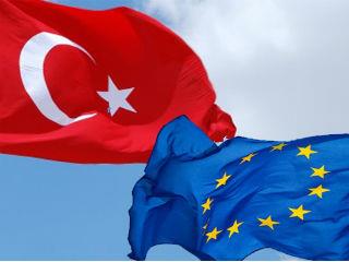 Η επιτροπή Εξωτερικών Υποθέσεων του Ευρωπαϊκού Κοινοβουλίου θα ξεκινήσει τις συζητήσεις επί του καθιερωμένου, ετήσιου ψηφίσματος για την πρόοδο της Τουρκίας, στις 2 Μαΐου. Το σχέδιο ψηφίσματος για το 2016, το οποίο προετοίμασε η εισηγήτρια Kati Piri (Σοσιαλιστές, Ολλανδία), καλεί επίσης την ΕΕ «να αναστείλει τις ενταξιακές συνομιλίες με την Τουρκία εάν η νέα συνταγματική δέσμη μέτρων εφαρμοστεί ως έχει».