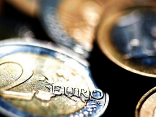 Μπορεί ουδείς να μην αμφιβάλλει ότι πρέπει να ακολουθούμε τις μακροχρόνιες τάσεις και να αποτυπώνουμε τις μακροχρόνιες προβλέψεις. Όμως αποδεικνύεται στην πραγματικότητα ότι η πλέον ισχυρή των τάσεων είναι αυτή της απότομης καθίζησης μιας οικονομίας που συσσώρευσε μακροχρόνιες παθογένειες( γι αυτό και λέει ο κος Τράα ότι ‘ Ο Δαίδαλος αγνόησε τους οιωνούς’)