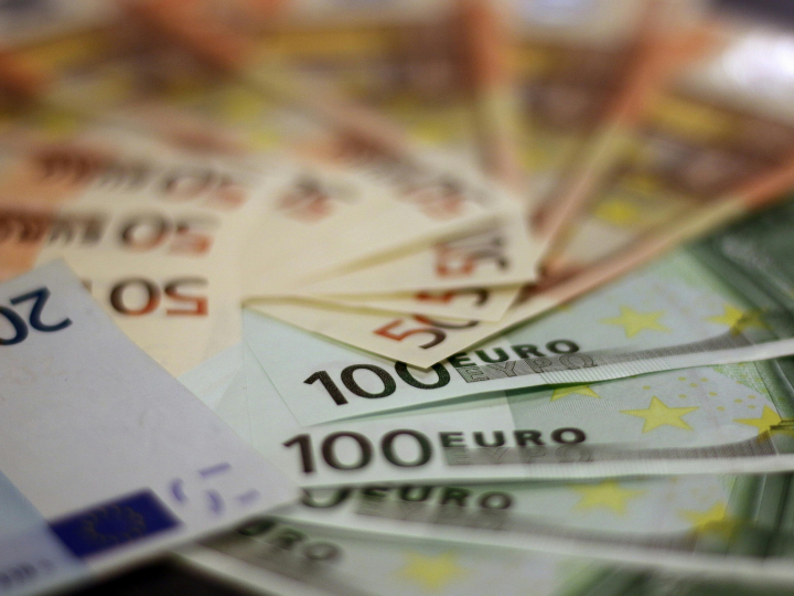 Μιλώντας για τις τιμές, τα μέτρα της κυβέρνησης και την κοινωνία, ο κ. Παντελιάδης είπε πως πρέπει να συνεχίσουν οι μεταρρυθμίσεις και η κοινωνία, που είναι συντηρητική όπως τη χαρακτήρισε, να πιστέψει στον ανταγωνισμό.