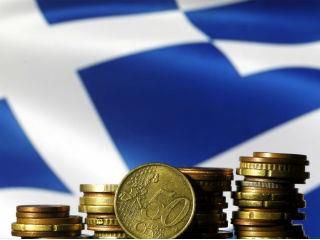 Έξοδος στις αγορές προϋποθέτει αποκατάσταση της εμπιστοσύνης της ελληνικής οικονομίας. Εμπιστοσύνη σημαίνει ότι κάποιος βάζει τα λεφτά του κάπου και είναι σίγουρος πως όχι μόνο θα τα πάρει πίσω, αλλά θα κερδίσει επιπλέον. Τέτοιο κλίμα δεν προκύπτει από πουθενά. Μόλις προ λίγων ημερών ο επικεφαλής της Ευρωπαϊκής Κεντρικής Τράπεζας, ανακοίνωσε επισήμως αυτό που όλοι γνώριζαν εδώ και καιρό. Η Ελλάδα έχασε οριστικά την ένταξη της στο πρόγραμμα ποσοτικής χαλάρωσης.