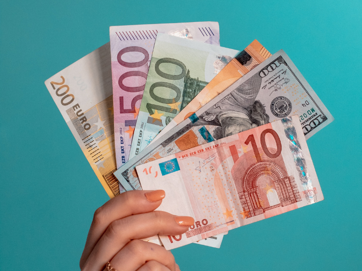 H Ευρωπαϊκή Επιτροπή εκτιμούσε το φθινόπωρο πως το 2022 o πληθωρισμός θα φτάσει μόλις στο 1%, ενώ τώρα “βλέπει” ότι θα είναι υπερτριπλάσιος στο 3,1%. Το ποσοστό αυτό είναι οιωνός πως τα νοικοκυριά και επιχειρήσεις θα πιεστούν από τις ανατιμήσεις και το οικονομικο επιτελείο θα κληθεί να καλύψει μέρους του κόστους. 