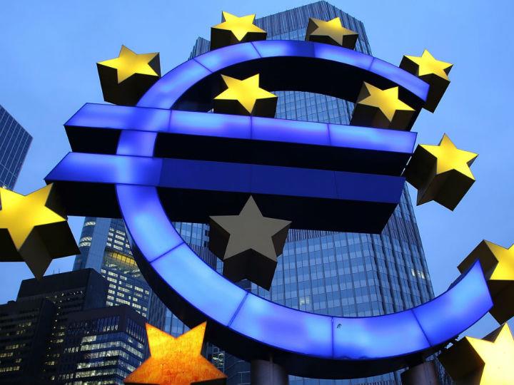 Η πρόσφατη βαθιά οικονομική κρίση έφερε στην επιφάνεια τις ατέλειες του σπουδαιότερου επιτεύγματος της Ευρωπαϊκής Ενωσης, της νομισματικής ενοποίησης, καθώς δημιούργησε ρήγματα μεταξύ του πλουσιότερου ευρωπαϊκού Βορρά και του φτωχότερου ευρωπαϊκού Νότου.