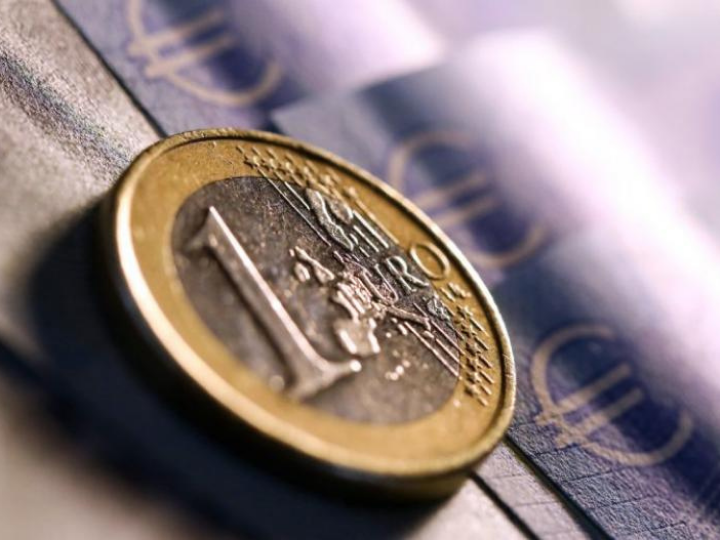 Ο σύνθετος δείκτης υπεύθυνων αγορών (PMI) στην Ευρωζώνη, που θεωρείται ότι αντανακλά την κατάσταση της οικονομίας της, σκαρφάλωσε στις 53,8 μονάδες από 53,2 μονάδες τον Μάρτιο, σημαντικά πάνω από το όριο των 50 μονάδων που διαχωρίζει την ανάπτυξη από τη συρρίκνωση.