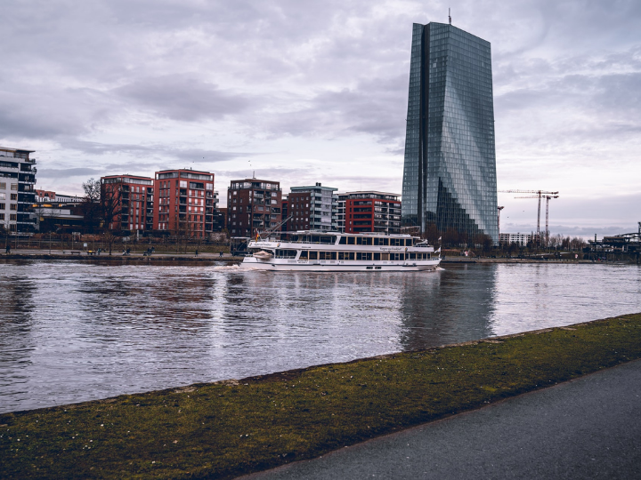 Η μέχρι πρότινος στρατηγική της ΕΚΤ έκανε λόγο για πληθωρισμό «κάτω, αλλά κοντά στο 2%». Πλέον, όμως, στόχος είναι ο «πληθωρισμός 2% σε μεσοπρόθεσμο επίπεδο», επιτρέποντας μια «μεταβατική περίοδο, κατά την οποία ο πληθωρισμός θα είναι ήπια άνω του στόχου».