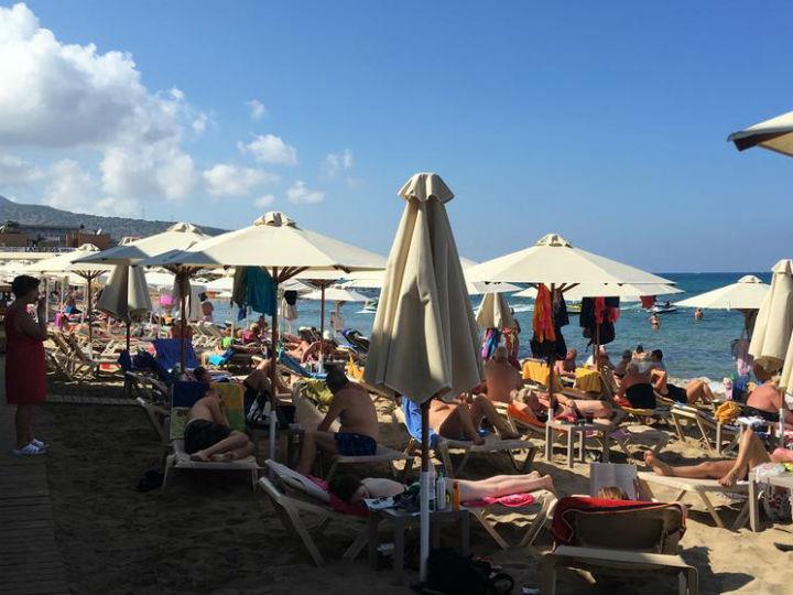 Μεταξύ των Βρετανών, οι οποίοι είναι υποχρεωμένοι να τηρήσουν καραντίνα δύο εβδομάδων αν ταξιδέψουν σε ορισμένες χώρες όπως στην Ισπανία και την Πορτογαλία, θα ακύρωνε τις διακοπές το 70%.