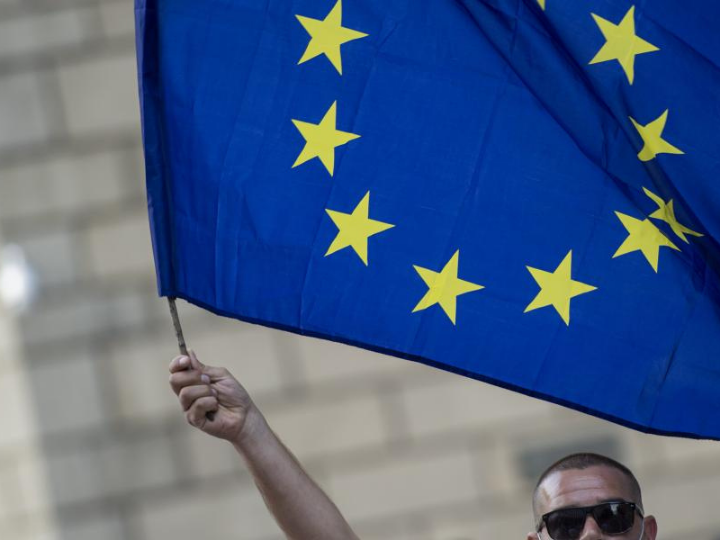 «Το βιβλίο «Μην πυροβολείτε την Ευρώπη» του Δημήτρη Κούρκουλα που κυκλοφόρησε πρόσφατα από τις εκδόσεις Επίμετρο, με πρόλογο του Ευάγγελου Βενιζέλου έρχεται να βάλει τα πράγματα στην θέση τους.»