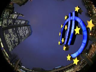 Αυτή η ρευστότητα σταμάτησε την κρίση. Παρέμεινε, όμως, στο οικονομικό σύστημα. Όταν το παγκόσμιο εισόδημα είναι 150 τρις δολάρια ενώ μόνο η αγορά των swaps σε επιτόκια φτάνει τα 600 τρις δολάρια, έχουμε ένα μέτρο σύγκρισης. Ταυτόχρονα έχουμε και μία ένδειξη του προβλήματος.