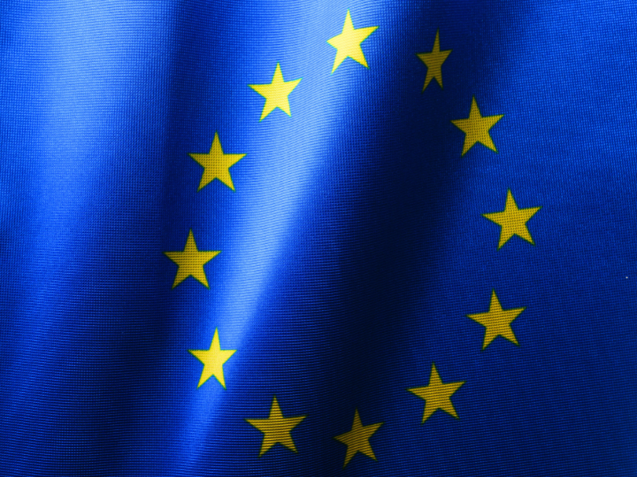 Είναι κρίσιμο συνεπώς για την Ευρώπη της δημοκρατίας, να δει πολύ πιο μακριά από τα ξερά και άχρωμα πακέτα στήριξης. Η ιστορία της το απαιτεί και οι σημερινές συνθήκες το επιβάλλουν.