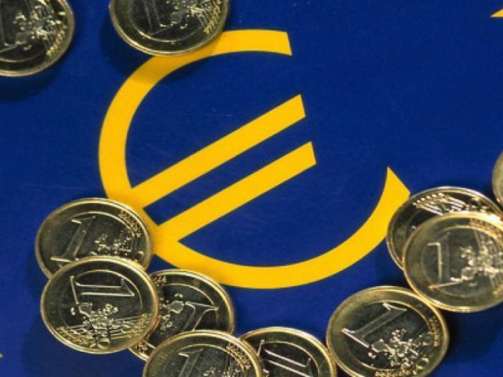 Η χρηματοδοτική στήριξη για τα κράτη μέλη στο πλαίσιο του SURE θα καταστεί διαθέσιμη μόλις όλα τα κράτη μέλη δεσμευθούν οικειοθελώς και υπογράψουν συμβάσεις εγγύησης με την Επιτροπή.