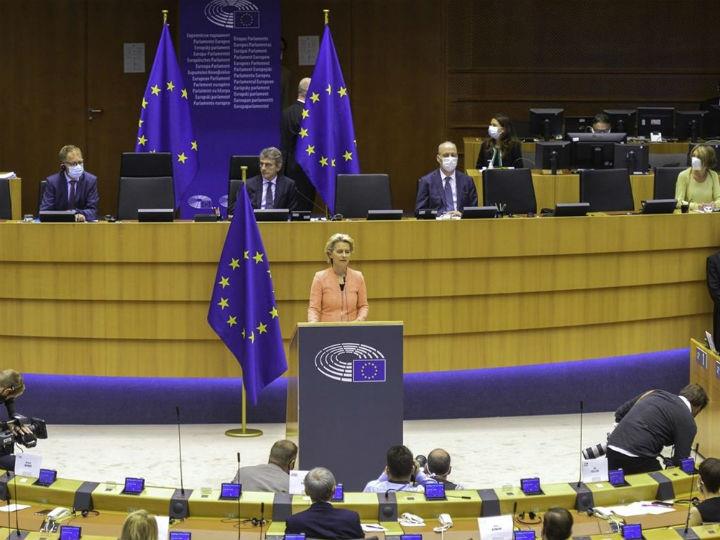 «Επικουρικά, το SURE μπορεί να χρηματοδοτήσει και ορισμένα υγειονομικά μέτρα, ιδίως στον χώρο εργασίας, με σκοπό την ασφαλή επιστροφή στην κανονική οικονομική δραστηριότητα.»