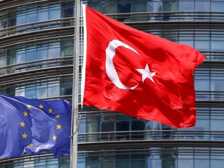 «Παρατηρούμε απουσία αρνητικών σινιάλων από την αρχή της χρονιάς, αλλά κανένας μας δεν είναι αφελής, αυτή τη συμπεριφορά την εξηγούν πολλοί παράγοντες: η αλλαγή προέδρου των ΗΠΑ, η τρωτότητα της τουρκικής οικονομίας και οι συνέπειες που θα είχαν πιθανές ευρωπαϊκές κυρώσεις».
