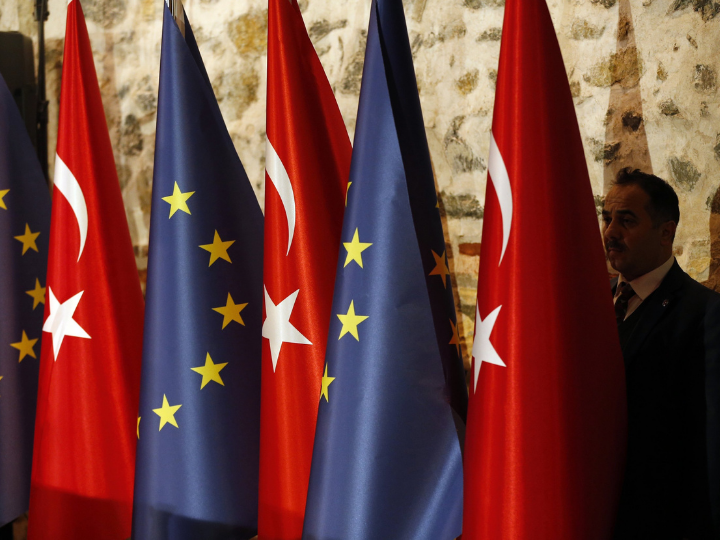 Οι ευρωβουλευτές υποστηρίζουν ότι οι σκληρές και, κατά καιρούς, προκλητικές δηλώσεις κατά της ΕΕ και των κρατών μελών της, καθώς επίσης και η εχθρική εξωτερική της πολιτική, ιδίως προς την Ελλάδα και την Κύπρο, έχουν φέρει τις σχέσεις ΕΕ-Τουρκίας σε ιστορικά χαμηλό σημείο.