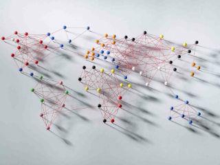 Σήμερα λοιπόν η Ελλάδα καλείται, υπό συνθήκες κρίσης, να παίξει σε βάθος το χαρτί της επωνυμίαςκαι στο επίπεδο αυτό τίποτα δεν θα μπορέσει να τελεσφορήσει εάν δεν υπάρξει γόνιμη και αποφασιστική συνεργασία της πολιτικής με τους συντελεστές της οικονομίας. Για να το πω με διαφορετικά λόγια, για να έχουμε Ανάπτυξη με Όνομα και Επώνυμο απαιτείται εθνική κινητοποίηση. Όμως η κινητοποίηση αυτή καλείται να λάβει χώρα σε ένα παγκόσμιο περιβάλλον που είναι ανταγωνιστικό όσο ποτέ άλλοτε. 