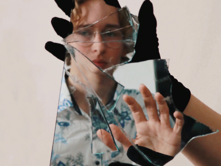 «Στην κοινωνική και στη δημόσια ζωή, το ούτως ή άλλως πανταχού παρόν ένστικτο του φθόνου παίρνει πιο ανοιχτή, πιο επιθετική και, κυρίως, πιο διχαστική μορφή. Δηλητηριάζοντας σχέσεις και δυσχεραίνοντας την όποια συλλογική προσπάθεια.»