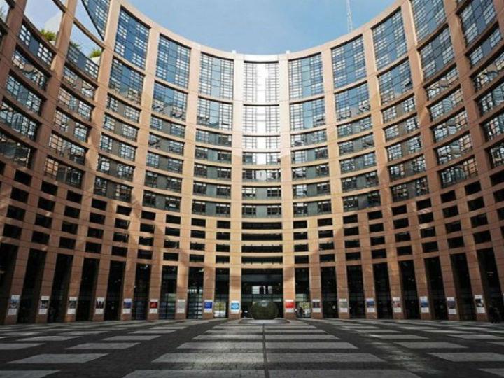 «Στην περίπτωση της κρίσης που προκάλεσε και προκαλεί ο κορωνοϊός, το αναγκαίο βήμα για την αντιμετώπισή της είχε ορισμένα στοιχεία που διευκόλυναν την απόφαση των ευρωπαϊκών χωρών, αλλά και ορισμένα άλλα που τη δυσκόλευαν.»