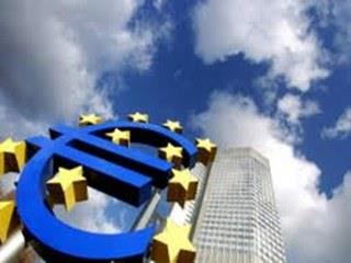 Μόλις εκδηλώθηκε και μάλιστα με μεγάλη οξύτητα λόγω Ελλάδας, η ευρωζώνη βρέθηκε εντελώς απροετοίμαστη. Και αν τελικά αποφεύχθηκαν τα χειρότερα αυτό οφείλεται στον Μάριο Ντράγκι. Ο ευφυέστατος και ικανός Ιταλός τραπεζίτης, ξεπέρασε ευφυώς τους περιορισμούς γερμανικής εμπνεύσεως του καταστατικού της Ευρωπαϊκής Κεντρικής Τράπεζας (ΕΚΤ), υπενθυμίζοντας στους επικριτές του ότι εκτός από την αποστολή του να διασφαλίζει τη σταθερότητα των τιμών χρέος του ήταν και είναι να προστατεύει και τη σταθερότητα του ευρωπαικού τραπεζικού συστήματος.